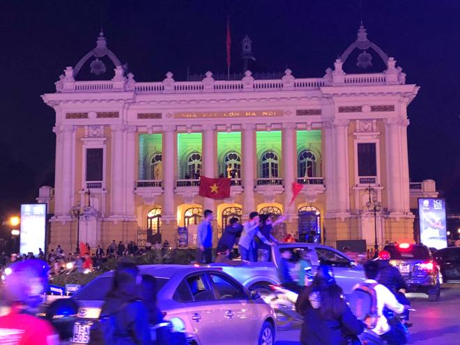 'Việt Nam vô địch, Việt Nam vô địch' - Cổ động viên đang hô vang đường phố ảnh 10